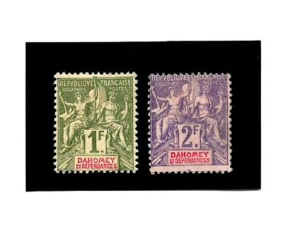 deux timbres différents, de couleurs différentes, sur fond noir