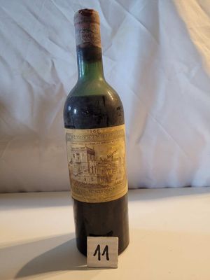 une bouteille de vin posée sur une table