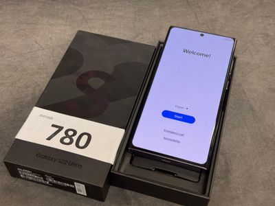 une boîte contenant un téléphone, posée sur une table