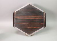 Un plateau hexagonal en palissandre, protégé d'une plaque de… (photo 2)