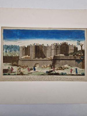 une vieille photo d'un château avec des gens qui s'y promènent