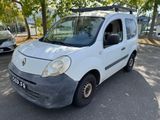 une petite camionnette blanche garée sur le bord de la route