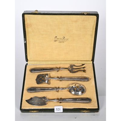 un service d'argenterie comprenant un couteau, une fourchette et une cuillère