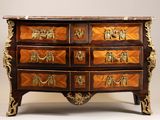 une grande commode avec un plateau en marbre