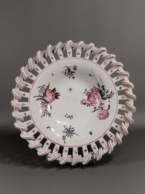 une assiette blanche décorée de fleurs roses et bleues