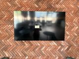 un téléviseur fixé à un mur en briques dans un salon