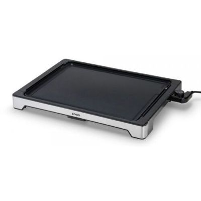 une image représentant une plaque de cuisson électrique noire et argentée sur fond blanc