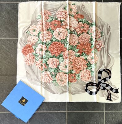 LANVIN. Carré en twill de soie imprimée à décor d'un bouquet…