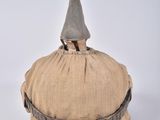 un petit chapeau surmonté d'un chapeau gris