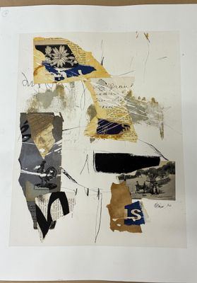 une photo d'une œuvre d'art posée sur une table