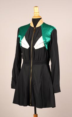 robe noire et verte avec des fermetures éclair dorées sur un mannequin, mannequin, mannequin, mannequin, mannequin, mannequin, mannequin, mannequin, mannequin, mannequin, mannequin, mannequin, mannequin, mannequin, mannequin, mannequin, mannequin, mannequin, mannequin, mannequin, mannequin, mannequin, mannequin, mannequin, mannequin, mannequin, mannequin, mannequin, mannequin, mannequin, mannequin, mannequin, mannequin, mannequin, mannequin, mannequin, mannequin, mannequin, mannequin, mannequin, mannequin, mannequin, mannequin, mannequin,