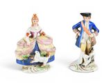 deux figurines d'un homme et d'une femme avec un chien