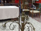 une table recouverte d'une nappe blanche dans une pièce aux murs rouges