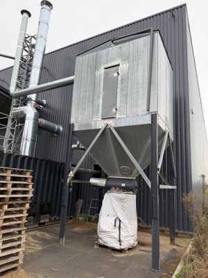 une photo d'un bâtiment doté d'une grande structure métallique