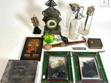 un grand nombre d'objets posés sur une table