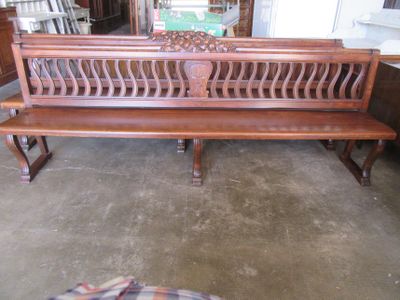 un banc en bois qui se trouve au milieu d'une pièce
