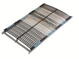 un gros plan d'une grille métallique sur fond blanc