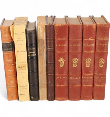 plusieurs vieux livres sont alignés sur une surface blanche