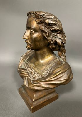 un gros plan sur un buste en bronze représentant une femme aux cheveux longs