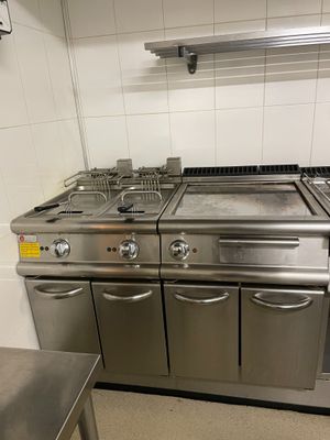 une grande cuisinière en acier inoxydable dans une cuisine professionnelle
