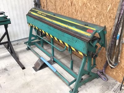 une machine verte qui se trouve dans un garage