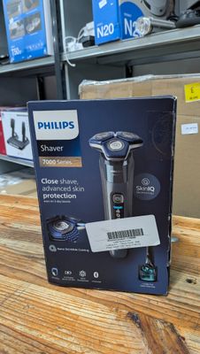 rasoir Philips à vendre, dans son emballage, posé sur une table dans un magasin