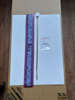 une feuille de papier et une règle posées par terre