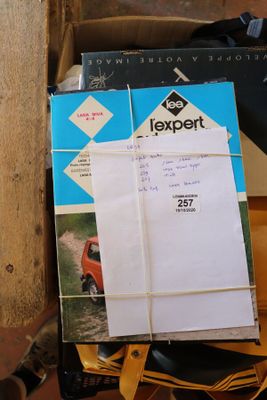 une pile de papiers posée sur une valise