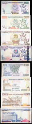 trois billets différents, de couleurs et de formes variées, sur fond noir