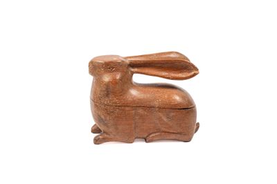 figurine de lapin en bois posée sur une surface blanche