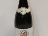 une bouteille de vin posée sur une table