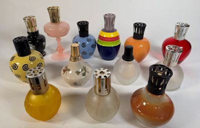 beaucoup de flacons de parfum posés sur une table
