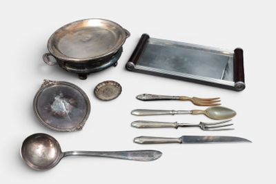 beaucoup d'argenterie sur une table avec un miroir