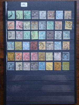un dossier noir sur lequel figurent tout un tas de timbres différents