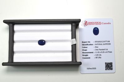 Un saphir facetté ovale, d'un poids de 3,95 cts, avec son ce…