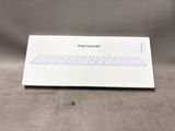 une image représentant une boîte blanche sur laquelle est posé un clavier