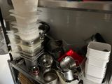 de nombreuses casseroles et poêles empilées les unes sur les autres