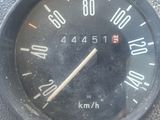 un gros plan du compteur de vitesse d'un véhicule
