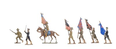 plusieurs figurines de soldats tenant des drapeaux américains, posées sur une surface blanche