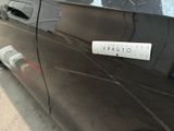 a sticker on the door of a car that says vivauto
