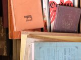une boîte pleine de livres posée sur une table