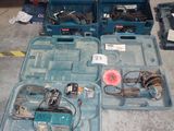 une caisse à outils bleue avec des outils sur le sol