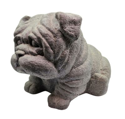 une statue représentant un chien assis sur une surface blanche