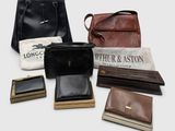 plusieurs types de sacs à main et de portefeuilles disposés sur une surface blanche