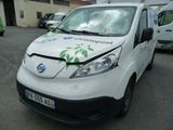une camionnette blanche garée dans un parking