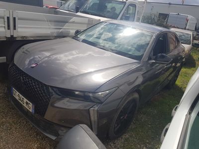 une voiture garée dans l'herbe à côté d'un camion