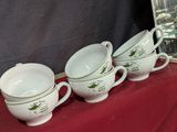 quatre tasses posées sur une table, avec une photo en arrière-plan