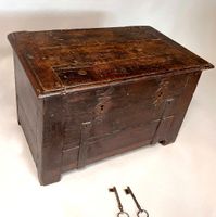 Coffre en bois rustique foncé avec ferrures métalliques. (photo 3)