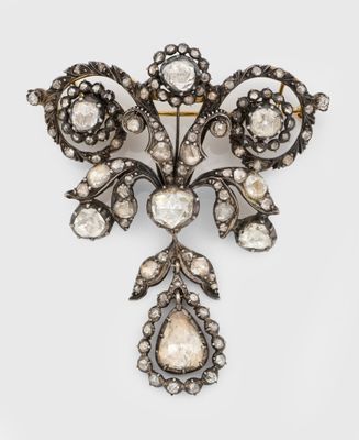 une broche ancienne ornée de diamants et de perles