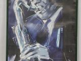 tableau représentant un homme jouant du saxophone devant un mur blanc